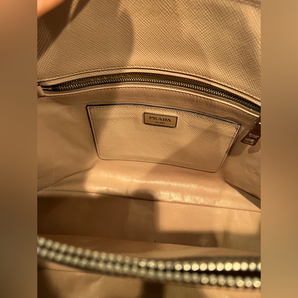 Prada - Picture 4 of 6
